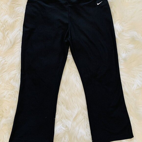 Nike Women's FItDry Black Relaxed fit Capri Size Medium - Picture 3 of 4